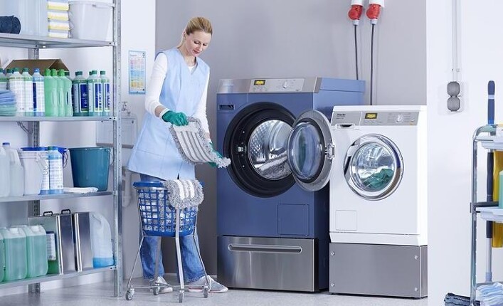 Passende Sockel erhöhen bei den "Mopstar"-Waschmaschinen von Miele Professional die Beladeöffnung und ermöglichen dadurch eine ergonomische Bedienung. (Foto: Miele) Passende Sockel erhöhen bei den "Mopstar"-Waschmaschinen von Miele Professional die Beladeöffnung und ermöglichen dadurch eine ergonomische Bedienung. (Foto: Miele)